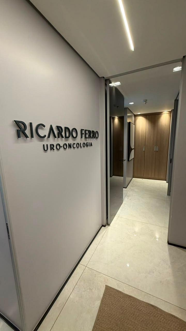 Corredor com a identidade da clínica